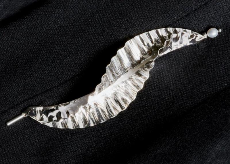 Ruffle large pin, silver with fw pearl